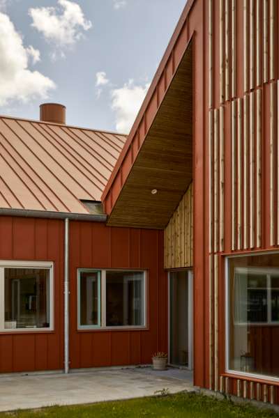 Die Kindertagesstätte in Holstebro heißt Kinder und Natur, von Kopf bis Fuß in Stahlprofilen, willkommen, Nørre Boulevard 57, 7500 Holstebro, Dänemark